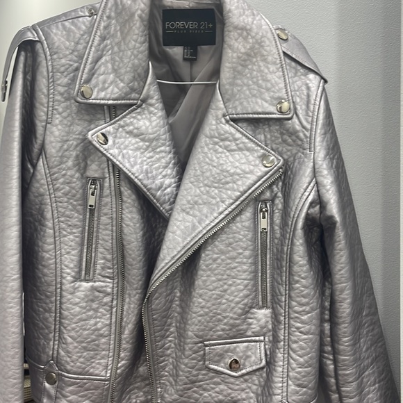 Too small - Picture 3 of 6